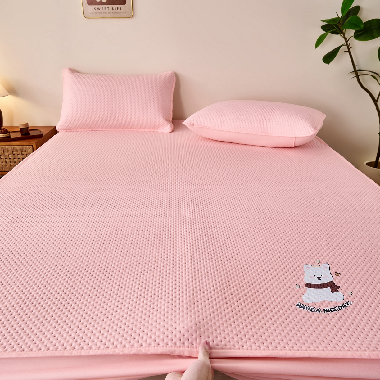 91家纺网 家纺一手货源 找家纺 永旺家纺 2025新款纯色印花防水床笠-西高地系列 粉西高地