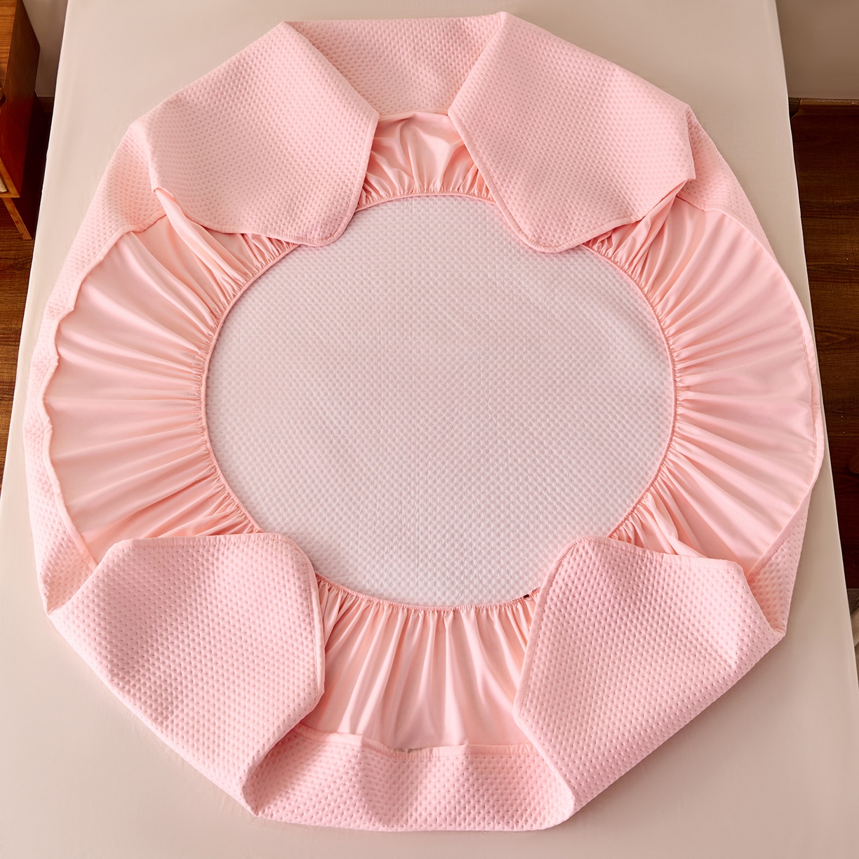 91家纺网 家纺一手货源 找家纺 永旺家纺 2025新款纯色印花防水床笠-西高地系列 粉西高地