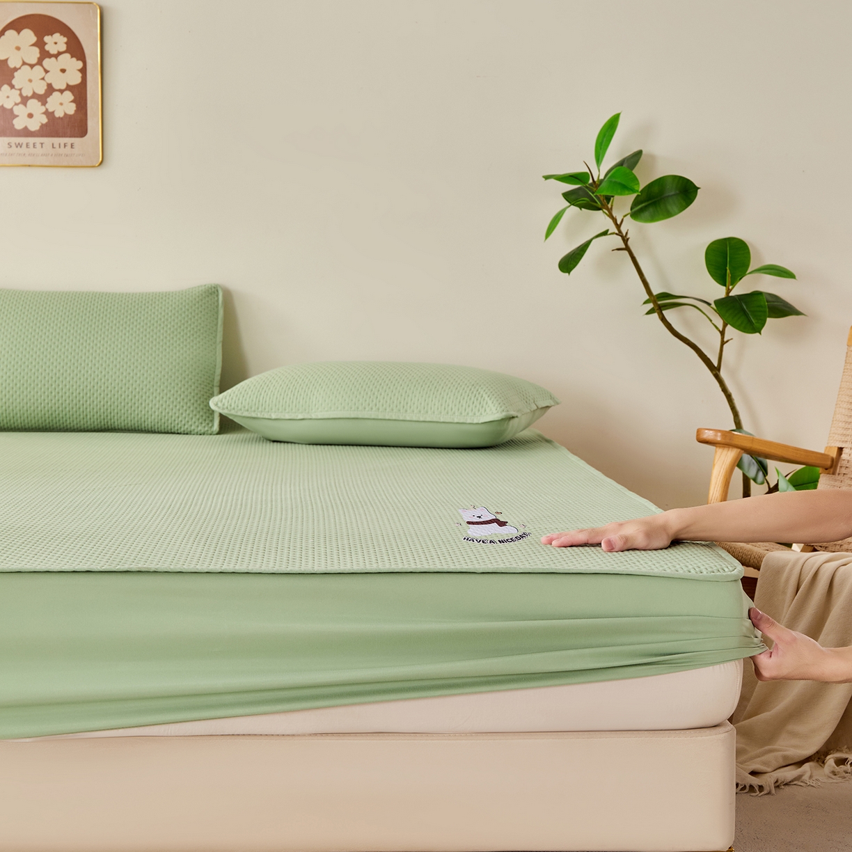 91家纺网 家纺一手货源 找家纺 永旺家纺 2025新款纯色印花防水床笠-西高地系列 绿西高地