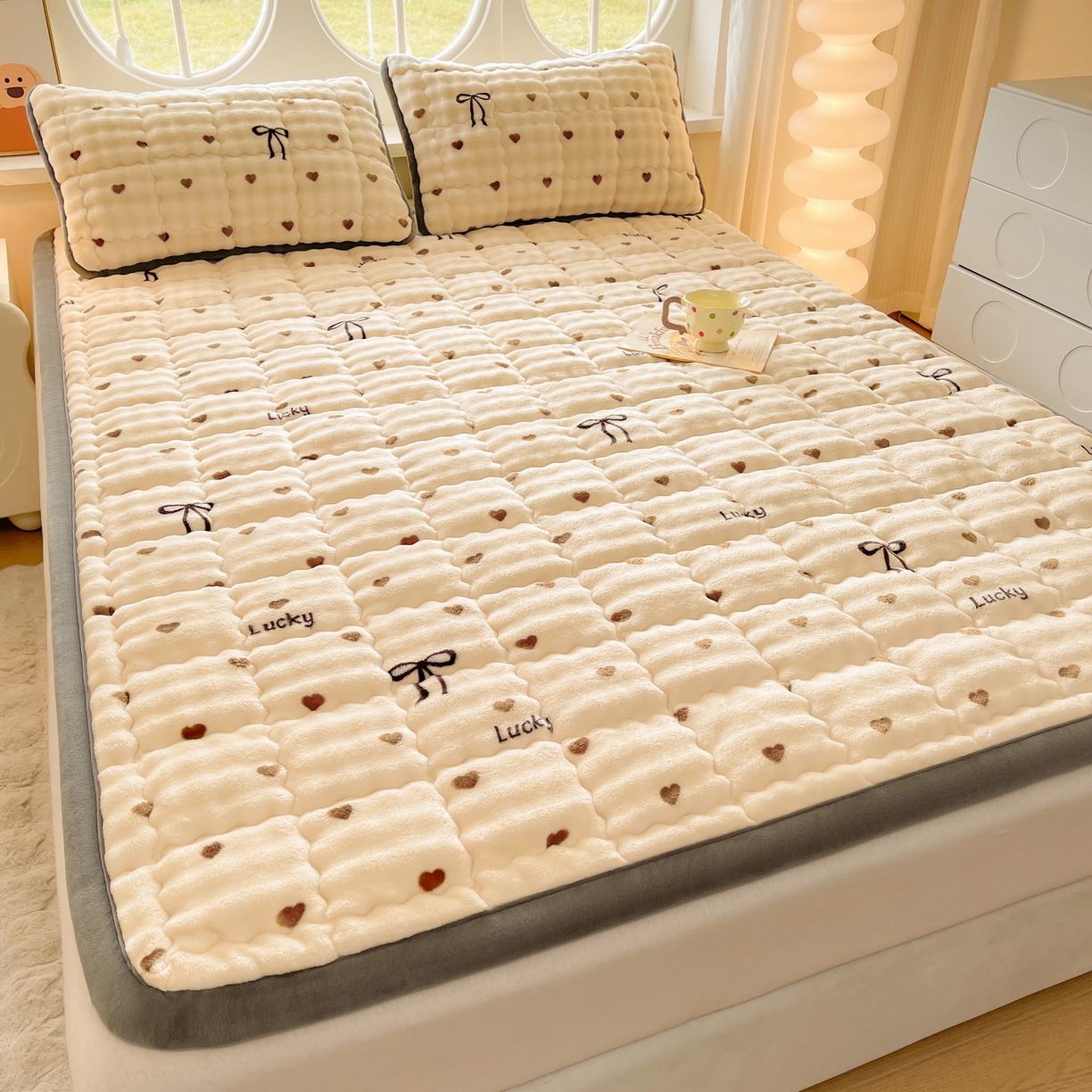 91家纺网 家纺一手货源 找家纺 奇丝雅 2025新款A类牛奶绒泡泡绒床褥床垫床盖兔毛绒家用学生宿舍上下铺寝室褥子软垫床护垫夹棉（大床） 爱心咖