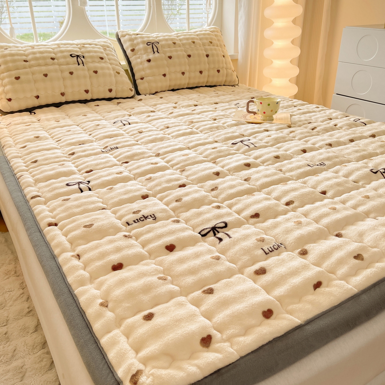 91家纺网 家纺一手货源 找家纺 奇丝雅 2025新款A类牛奶绒泡泡绒床褥床垫床盖兔毛绒家用学生宿舍上下铺寝室褥子软垫床护垫夹棉（大床） 爱心咖