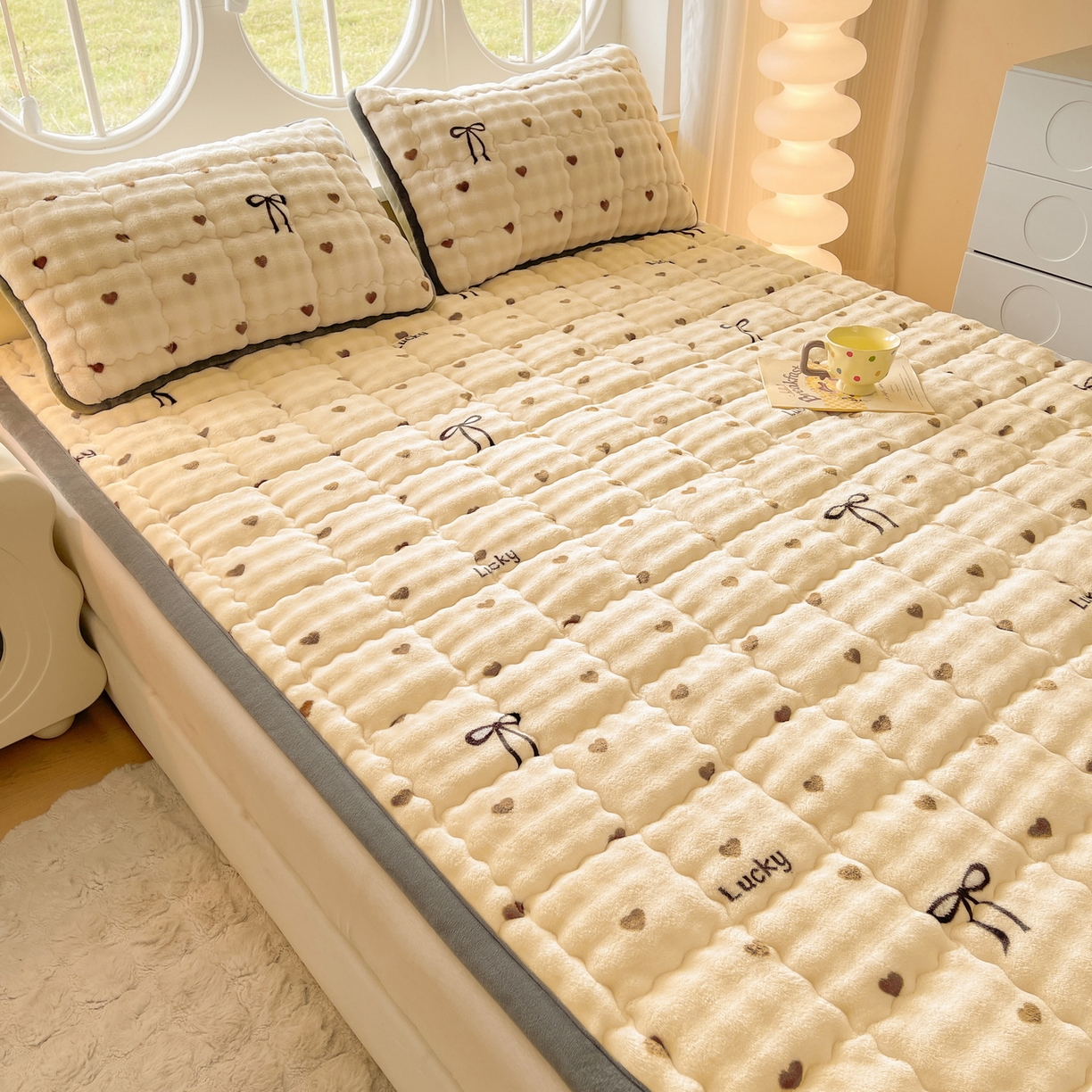 91家纺网 家纺一手货源 找家纺 奇丝雅 2025新款A类牛奶绒泡泡绒床褥床垫床盖兔毛绒家用学生宿舍上下铺寝室褥子软垫床护垫夹棉（大床） 爱心咖