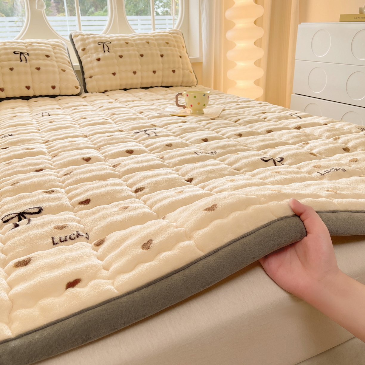 91家纺网 家纺一手货源 找家纺 奇丝雅 2025新款A类牛奶绒泡泡绒床褥床垫床盖兔毛绒家用学生宿舍上下铺寝室褥子软垫床护垫夹棉（大床） 爱心咖