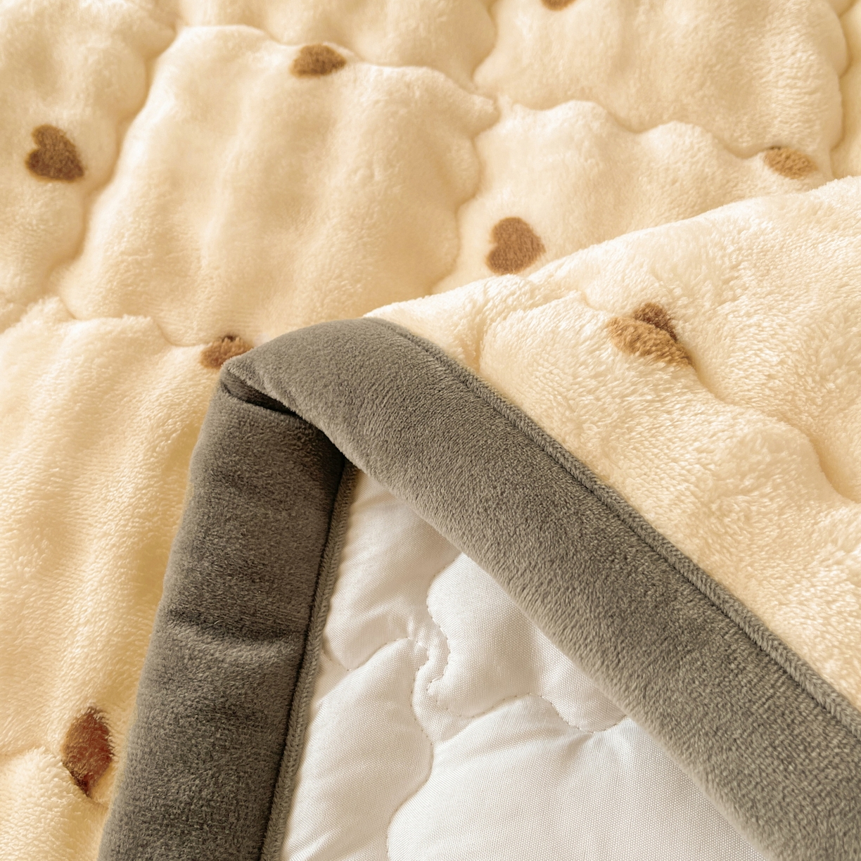 91家纺网 家纺一手货源 找家纺 奇丝雅 2025新款A类牛奶绒泡泡绒床褥床垫床盖兔毛绒家用学生宿舍上下铺寝室褥子软垫床护垫夹棉（大床） 爱心咖