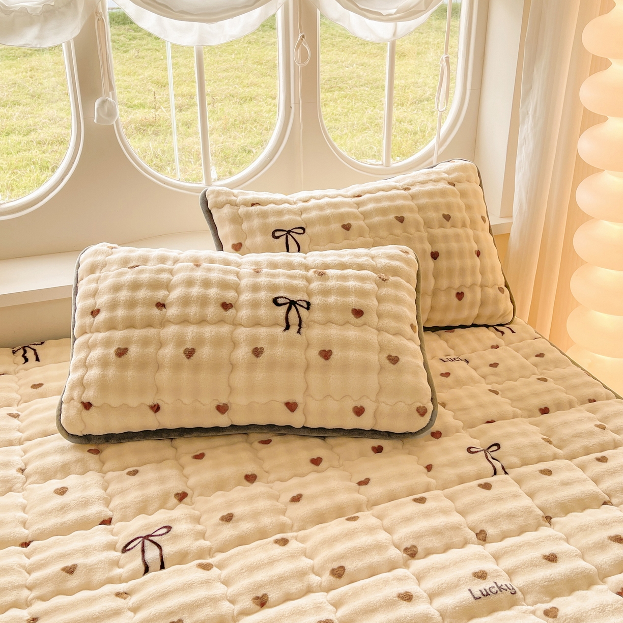 91家纺网 家纺一手货源 找家纺 奇丝雅 2025新款A类牛奶绒泡泡绒床褥床垫床盖兔毛绒家用学生宿舍上下铺寝室褥子软垫床护垫夹棉（大床） 爱心咖