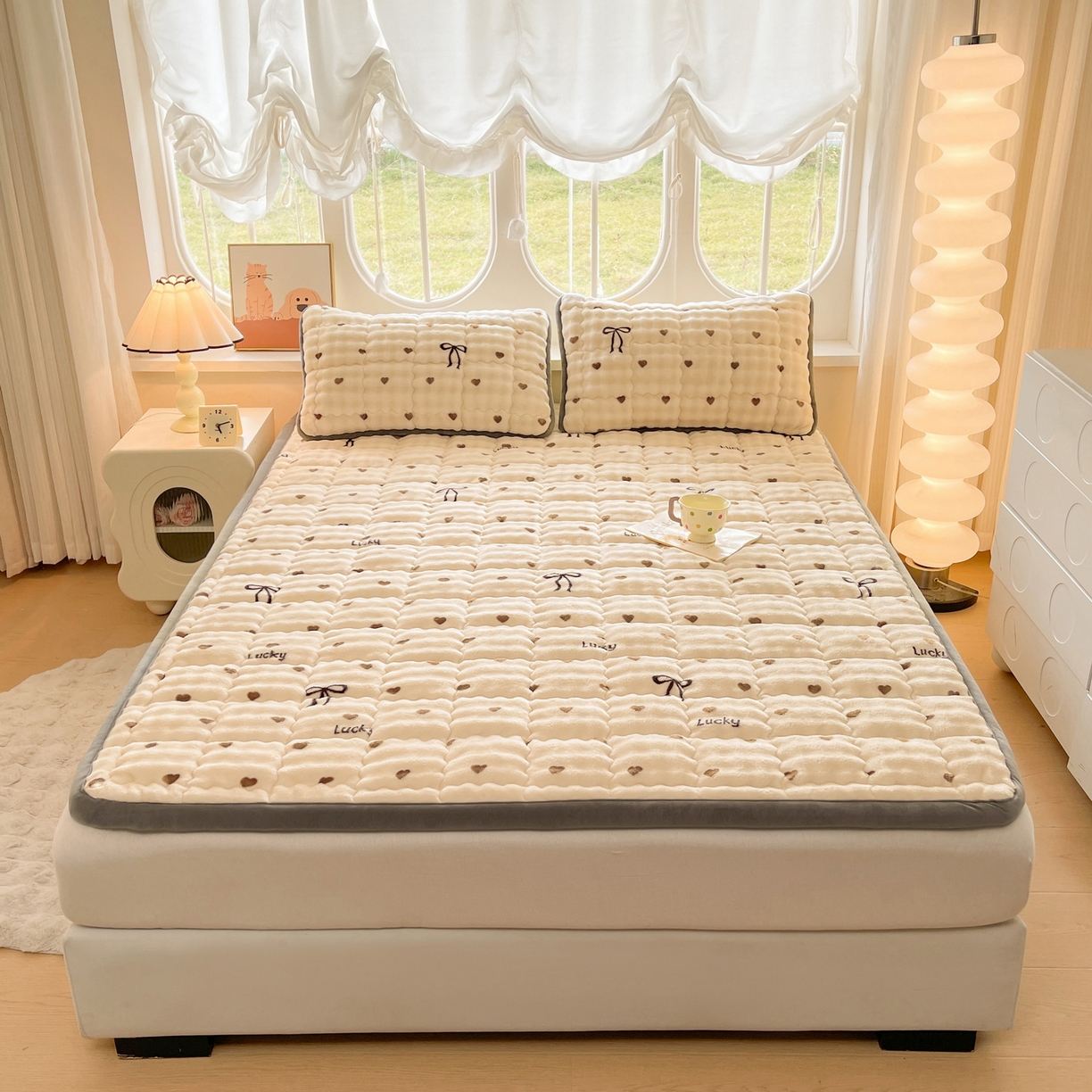 91家纺网 家纺一手货源 找家纺 奇丝雅 2025新款A类牛奶绒泡泡绒床褥床垫床盖兔毛绒家用学生宿舍上下铺寝室褥子软垫床护垫夹棉（大床） 爱心咖