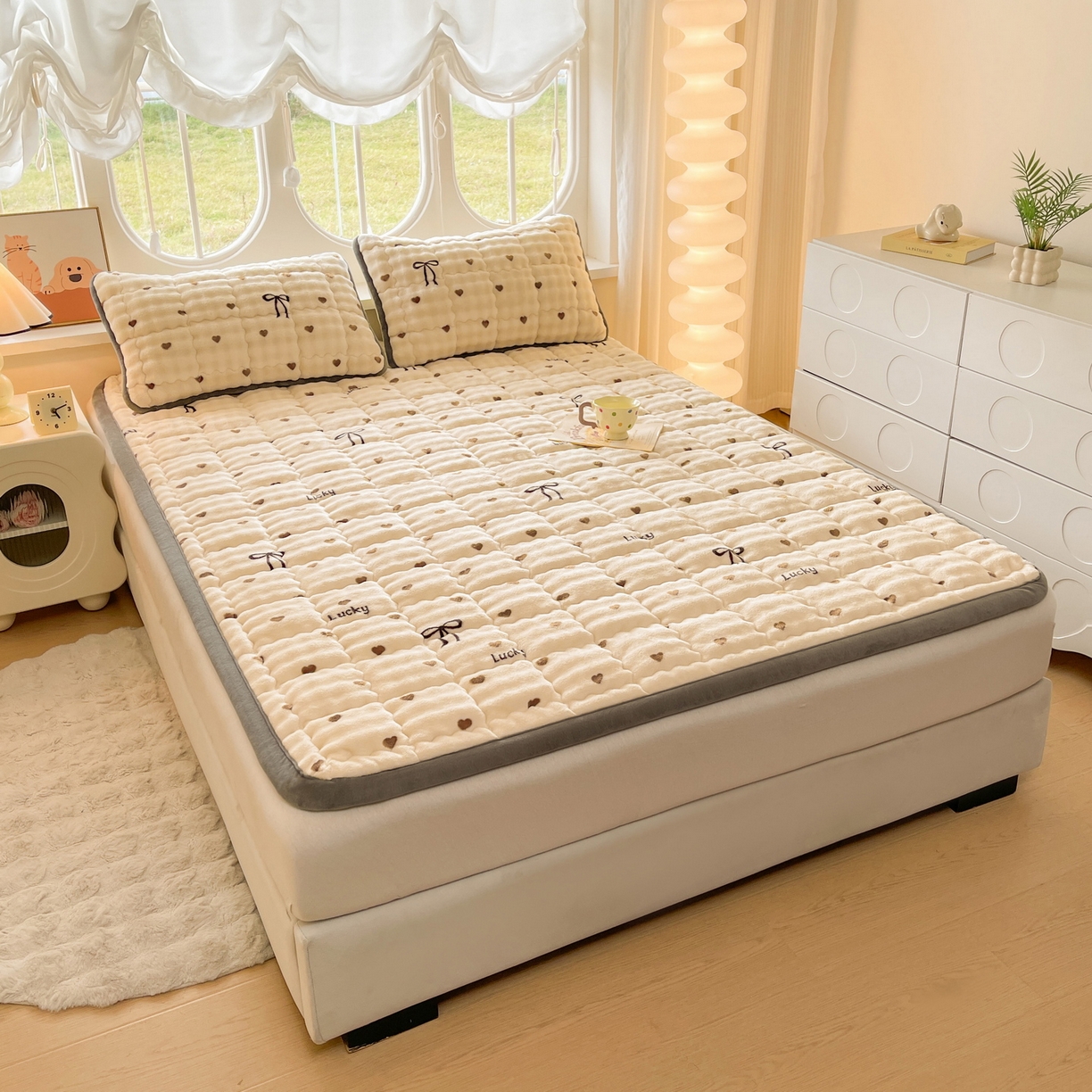 91家纺网 家纺一手货源 找家纺 奇丝雅 2025新款A类牛奶绒泡泡绒床褥床垫床盖兔毛绒家用学生宿舍上下铺寝室褥子软垫床护垫夹棉（大床） 爱心咖