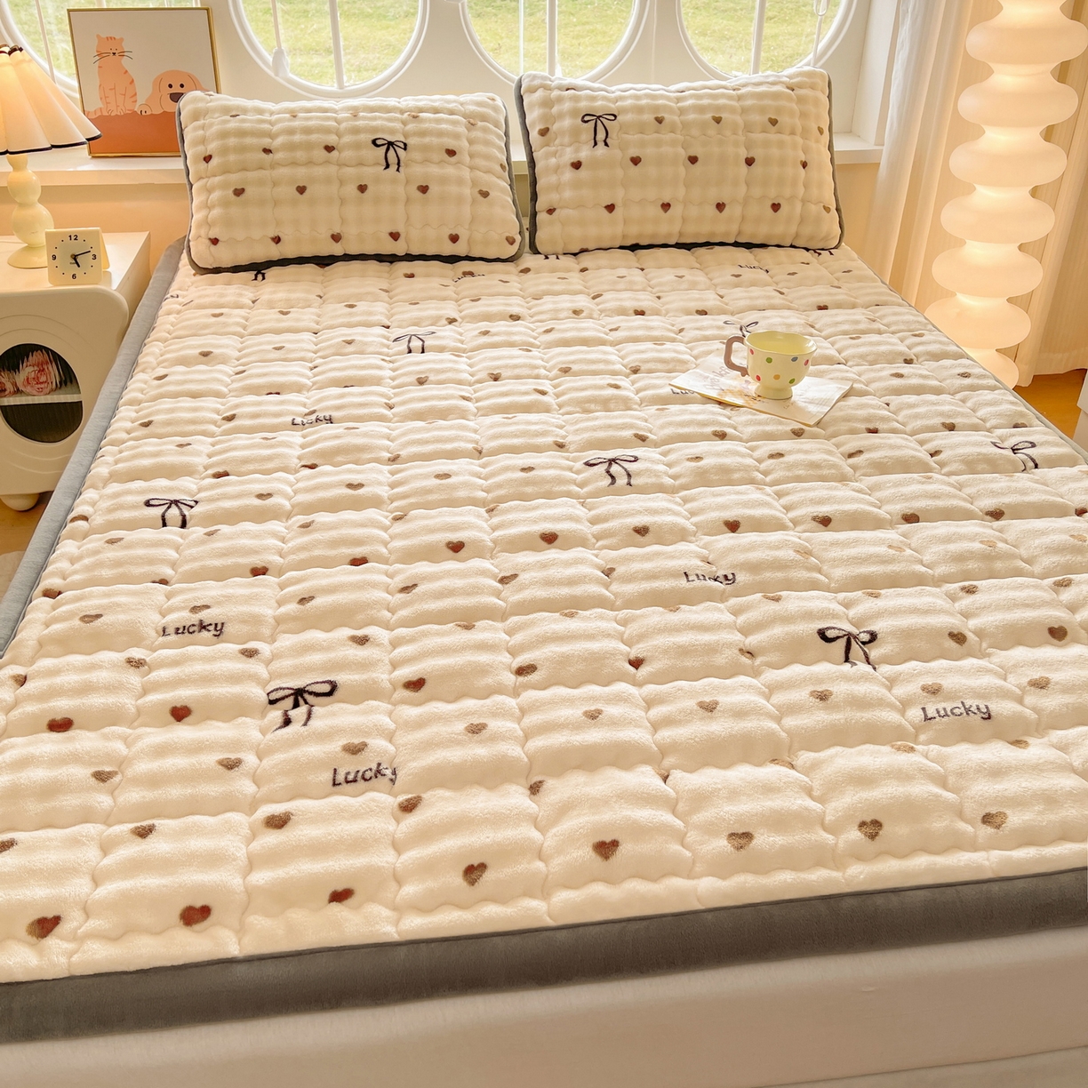 91家纺网 家纺一手货源 找家纺 奇丝雅 2025新款A类牛奶绒泡泡绒床褥床垫床盖兔毛绒家用学生宿舍上下铺寝室褥子软垫床护垫夹棉（大床） 爱心咖