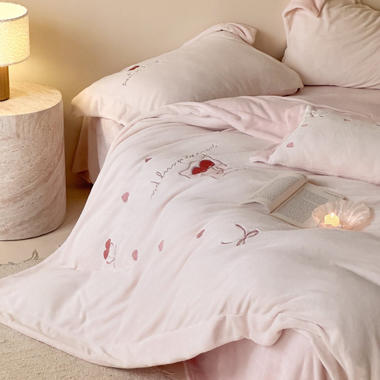 91家纺网 家纺一手货源 找家纺 （总）FORTWO家纺原创设计（FOR TWO家纺） 2025新款230克牛奶绒压线绣花款四件套-心动讯号 （券前）基础价不低于中号268元，大号298元 床笠加10元