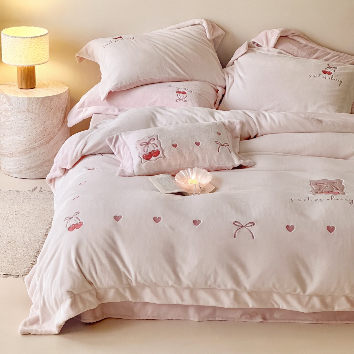 91家纺网 家纺一手货源 找家纺 （总）FORTWO家纺原创设计（FOR TWO家纺） 2025新款230克牛奶绒压线绣花款四件套-心动讯号 （券前）基础价不低于中号268元，大号298元 床笠加10元