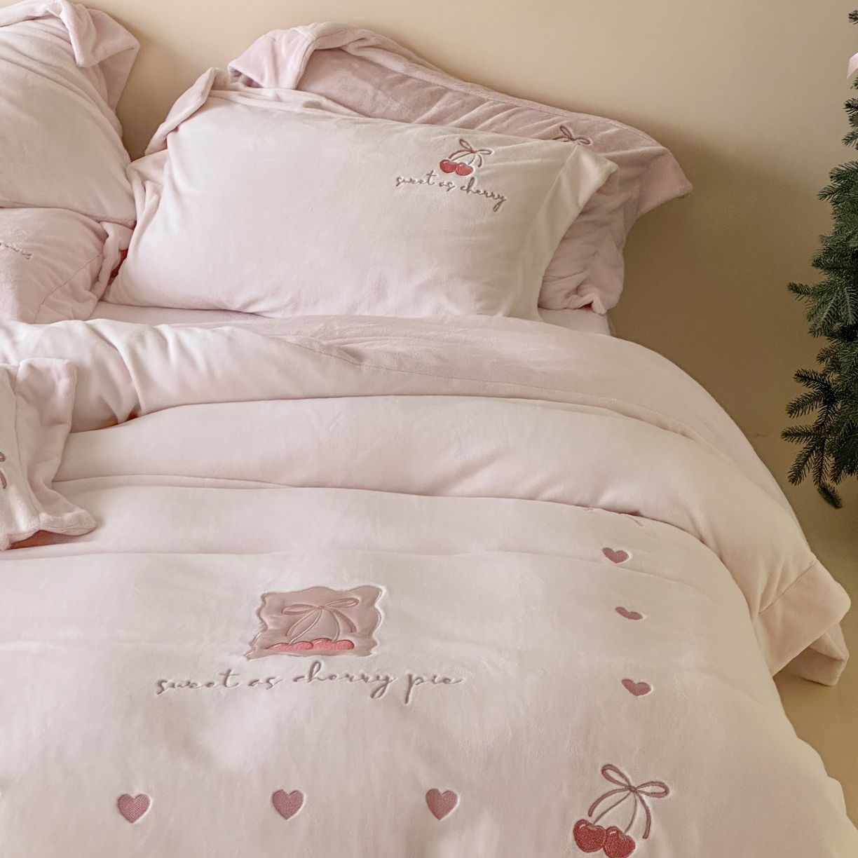 91家纺网 家纺一手货源 找家纺 （总）FORTWO家纺原创设计（FOR TWO家纺） 2025新款230克牛奶绒压线绣花款四件套-心动讯号 （券前）基础价不低于中号268元，大号298元 床笠加10元