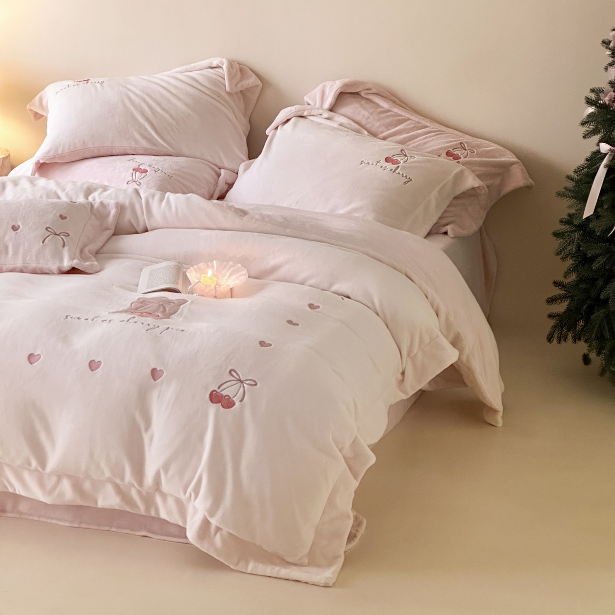 91家纺网 家纺一手货源 找家纺 （总）FORTWO家纺原创设计（FOR TWO家纺） 2025新款230克牛奶绒压线绣花款四件套-心动讯号 （券前）基础价不低于中号268元，大号298元 床笠加10元