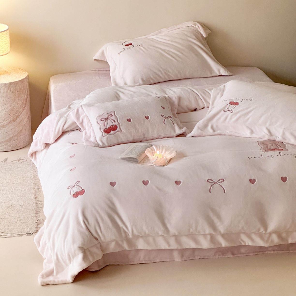 91家纺网 家纺一手货源 找家纺 （总）FORTWO家纺原创设计（FOR TWO家纺） 2025新款230克牛奶绒压线绣花款四件套-心动讯号 （券前）基础价不低于中号268元，大号298元 床笠加10元