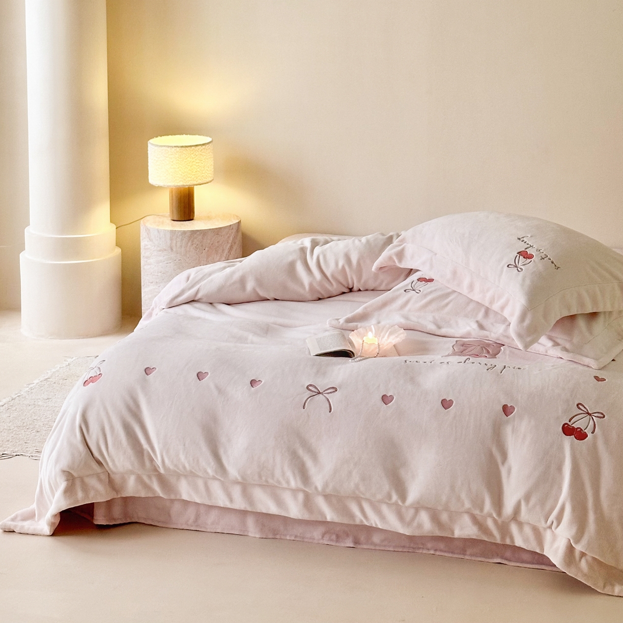 91家纺网 家纺一手货源 找家纺 （总）FORTWO家纺原创设计（FOR TWO家纺） 2025新款230克牛奶绒压线绣花款四件套-心动讯号 （券前）基础价不低于中号268元，大号298元 床笠加10元