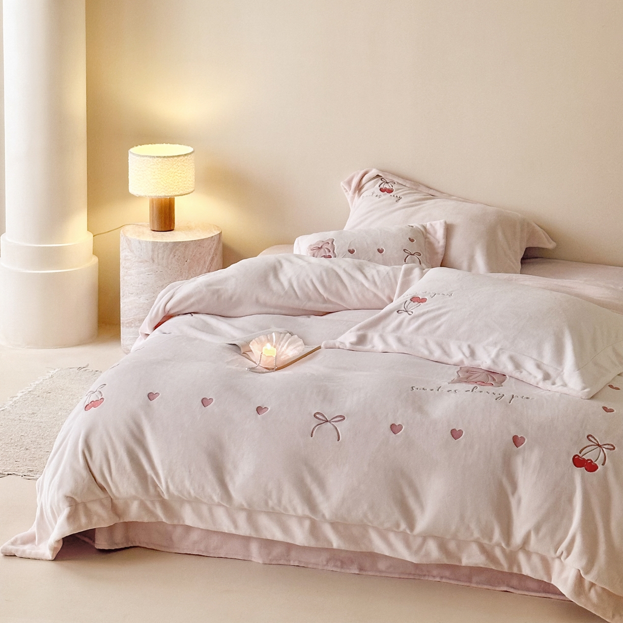 91家纺网 家纺一手货源 找家纺 （总）FORTWO家纺原创设计（FOR TWO家纺） 2025新款230克牛奶绒压线绣花款四件套-心动讯号 （券前）基础价不低于中号268元，大号298元 床笠加10元