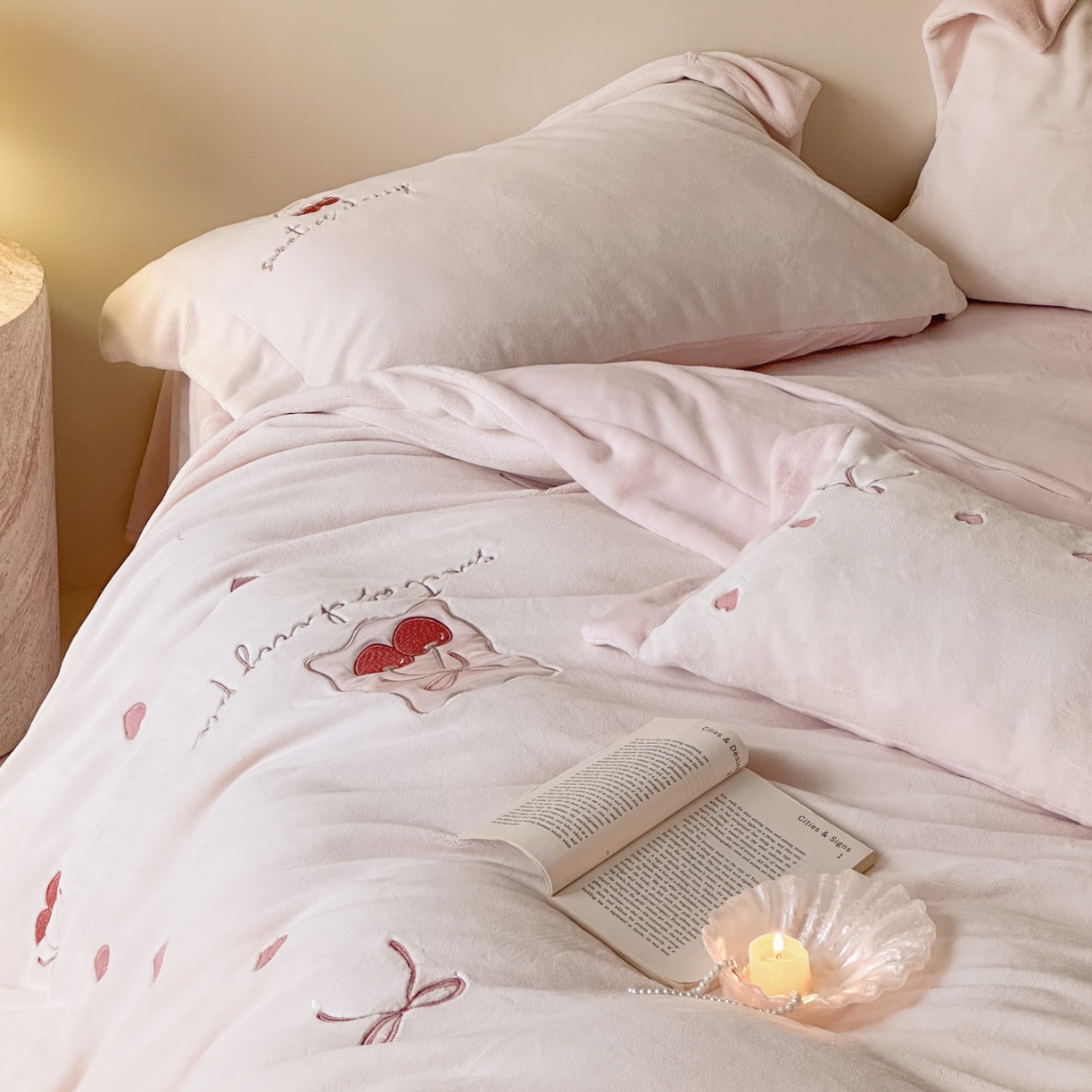 91家纺网 家纺一手货源 找家纺 （总）FORTWO家纺原创设计（FOR TWO家纺） 2025新款230克牛奶绒压线绣花款四件套-心动讯号 （券前）基础价不低于中号268元，大号298元 床笠加10元