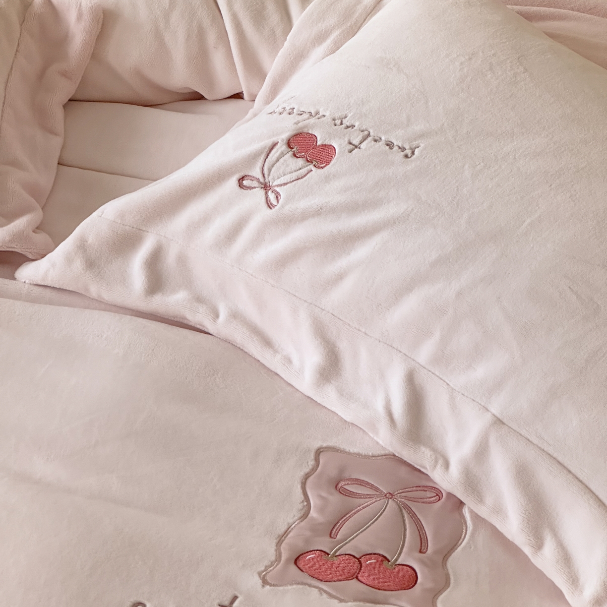 91家纺网 家纺一手货源 找家纺 （总）FORTWO家纺原创设计（FOR TWO家纺） 2025新款230克牛奶绒压线绣花款四件套-心动讯号 （券前）基础价不低于中号268元，大号298元 床笠加10元