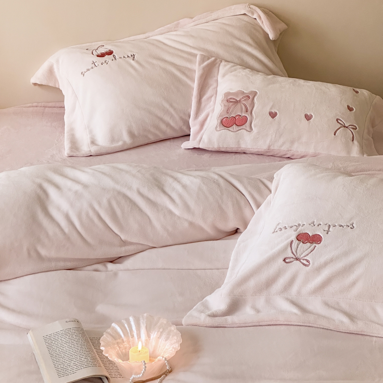 91家纺网 家纺一手货源 找家纺 （总）FORTWO家纺原创设计（FOR TWO家纺） 2025新款230克牛奶绒压线绣花款四件套-心动讯号 （券前）基础价不低于中号268元，大号298元 床笠加10元