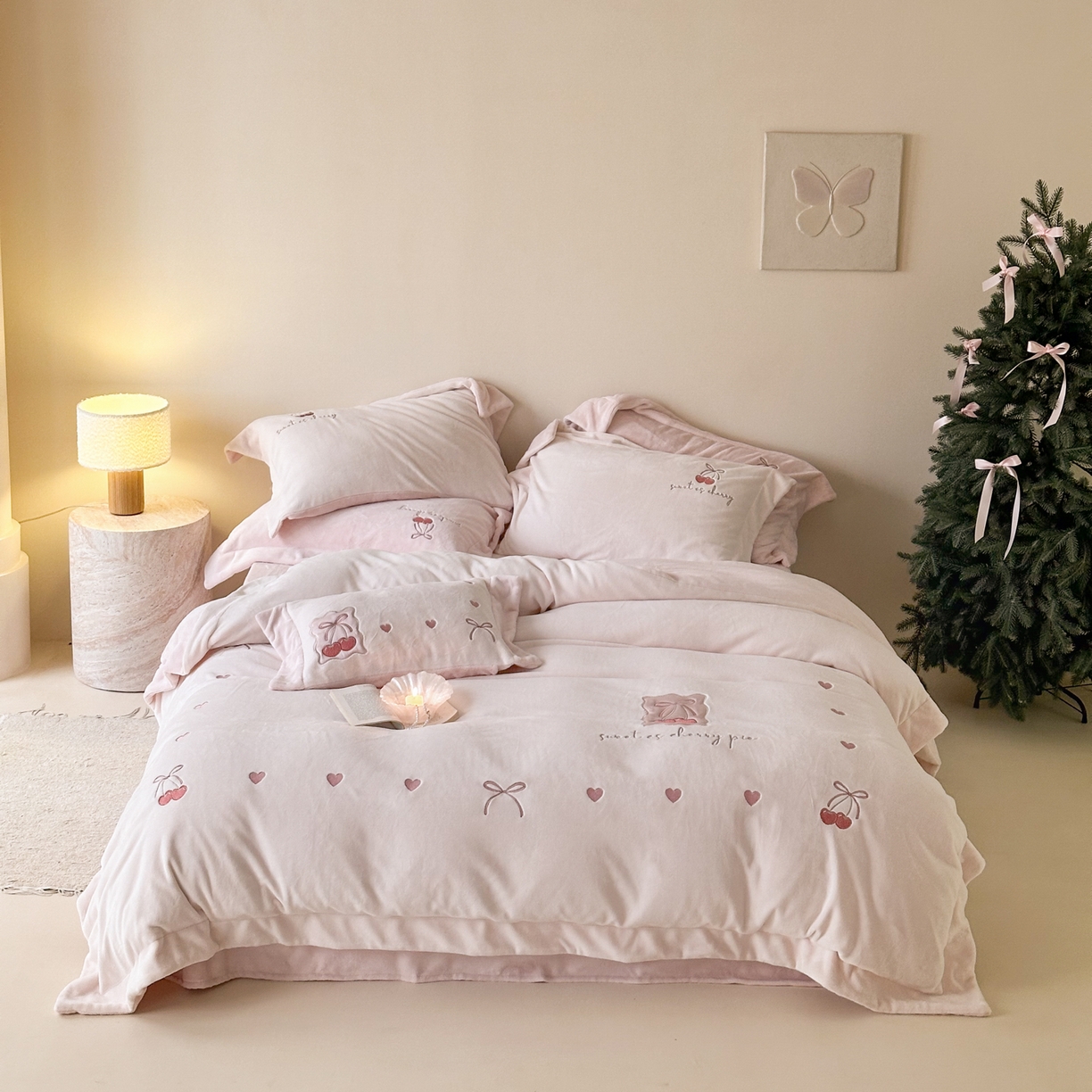 91家纺网 家纺一手货源 找家纺 （总）FORTWO家纺原创设计（FOR TWO家纺） 2025新款230克牛奶绒压线绣花款四件套-心动讯号 （券前）基础价不低于中号268元，大号298元 床笠加10元