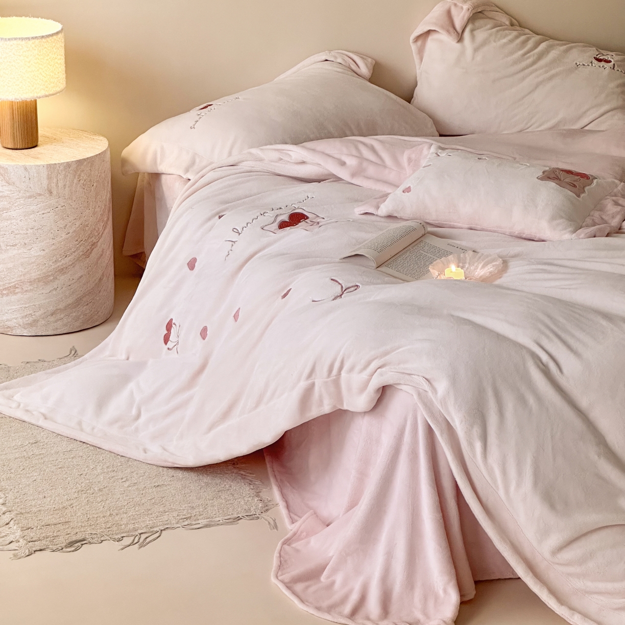 91家纺网 家纺一手货源 找家纺 （总）FORTWO家纺原创设计（FOR TWO家纺） 2025新款230克牛奶绒压线绣花款四件套-心动讯号 （券前）基础价不低于中号268元，大号298元 床笠加10元