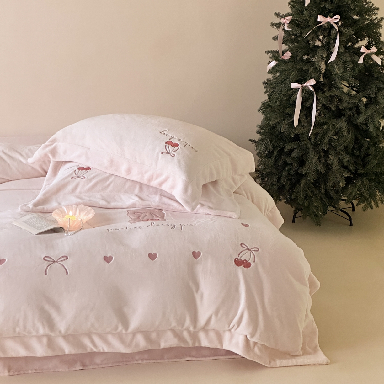 91家纺网 家纺一手货源 找家纺 （总）FORTWO家纺原创设计（FOR TWO家纺） 2025新款230克牛奶绒压线绣花款四件套-心动讯号 （券前）基础价不低于中号268元，大号298元 床笠加10元