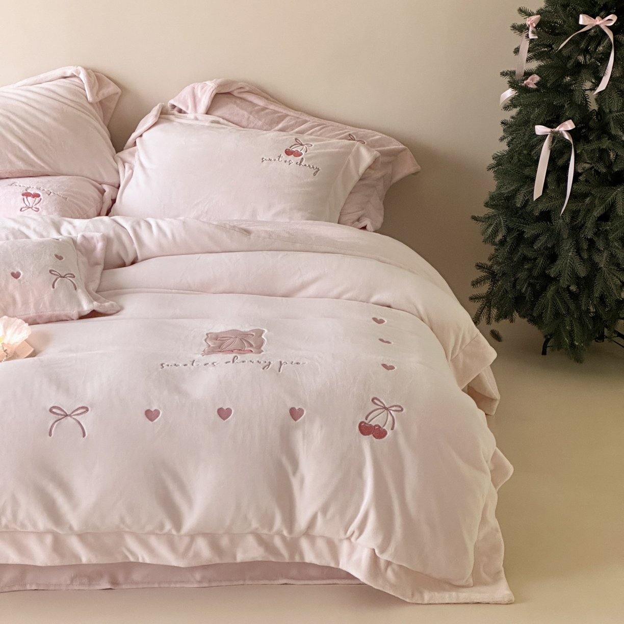 91家纺网 家纺一手货源 找家纺 （总）FORTWO家纺原创设计（FOR TWO家纺） 2025新款230克牛奶绒压线绣花款四件套-心动讯号 （券前）基础价不低于中号268元，大号298元 床笠加10元