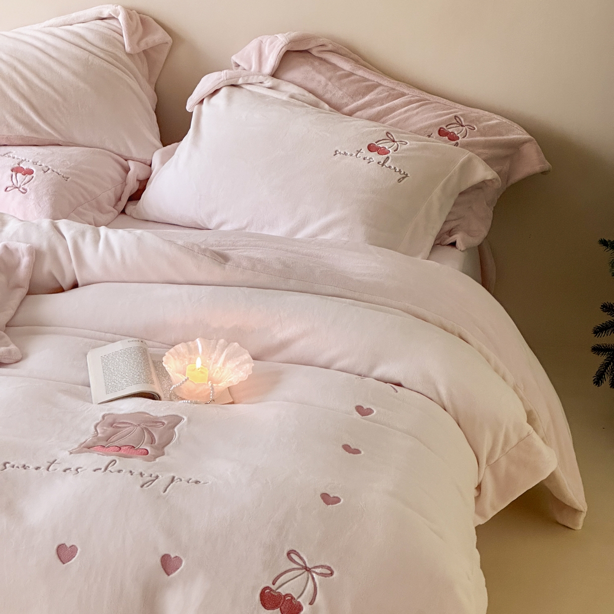 91家纺网 家纺一手货源 找家纺 （总）FORTWO家纺原创设计（FOR TWO家纺） 2025新款230克牛奶绒压线绣花款四件套-心动讯号 （券前）基础价不低于中号268元，大号298元 床笠加10元