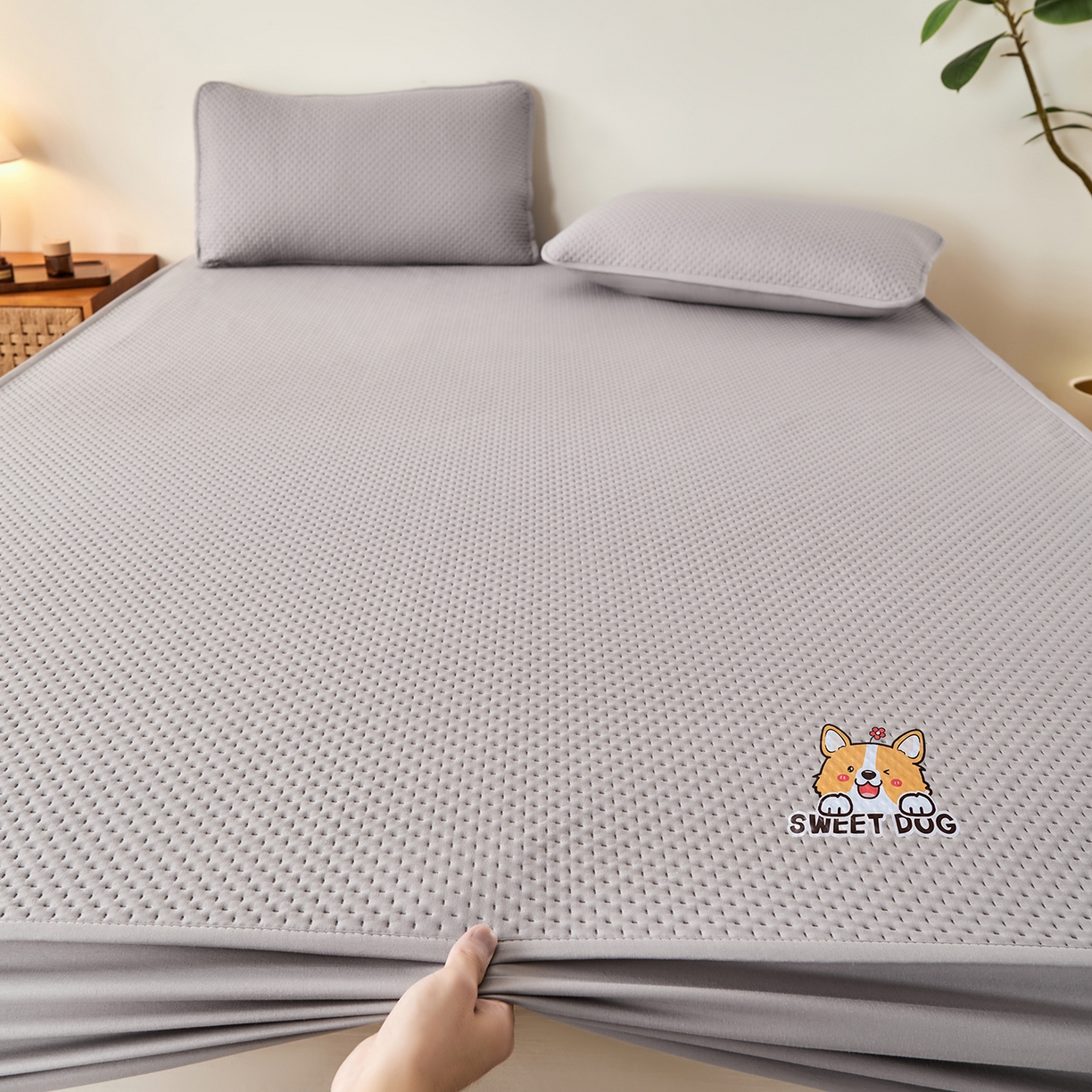 91家纺网 家纺一手货源 找家纺 永旺家纺 2025新款纯色防水床笠-柯基系列 灰柯基