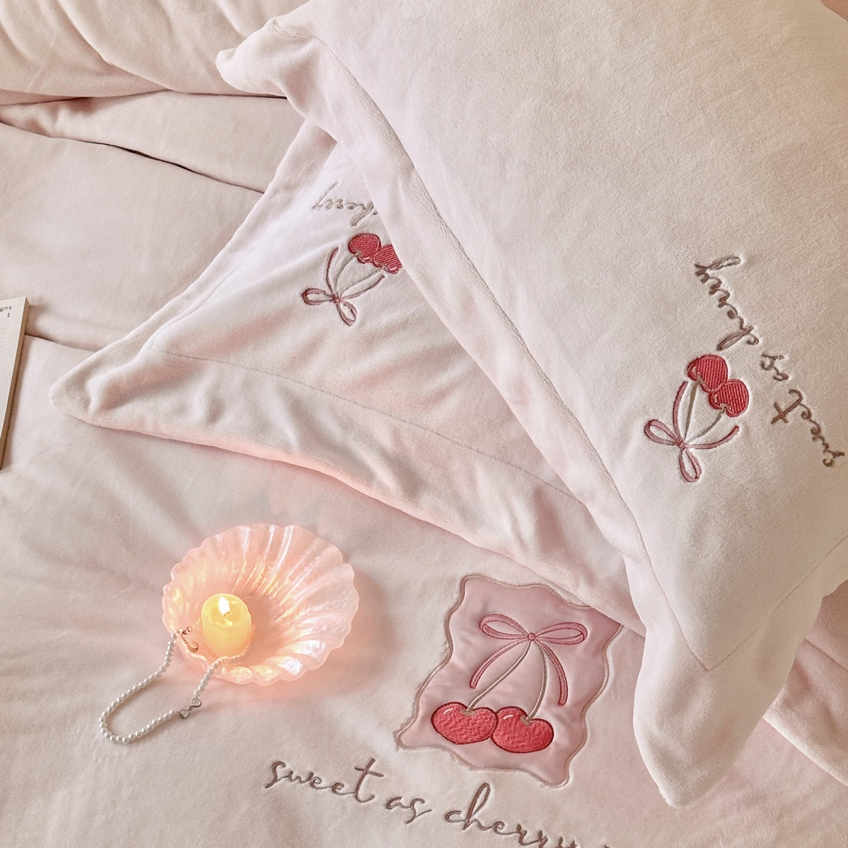 91家纺网 家纺一手货源 找家纺 （总）FORTWO家纺原创设计（FOR TWO家纺） 2025新款230克牛奶绒压线绣花款四件套-心动讯号 （券前）基础价不低于中号268元，大号298元 床笠加10元