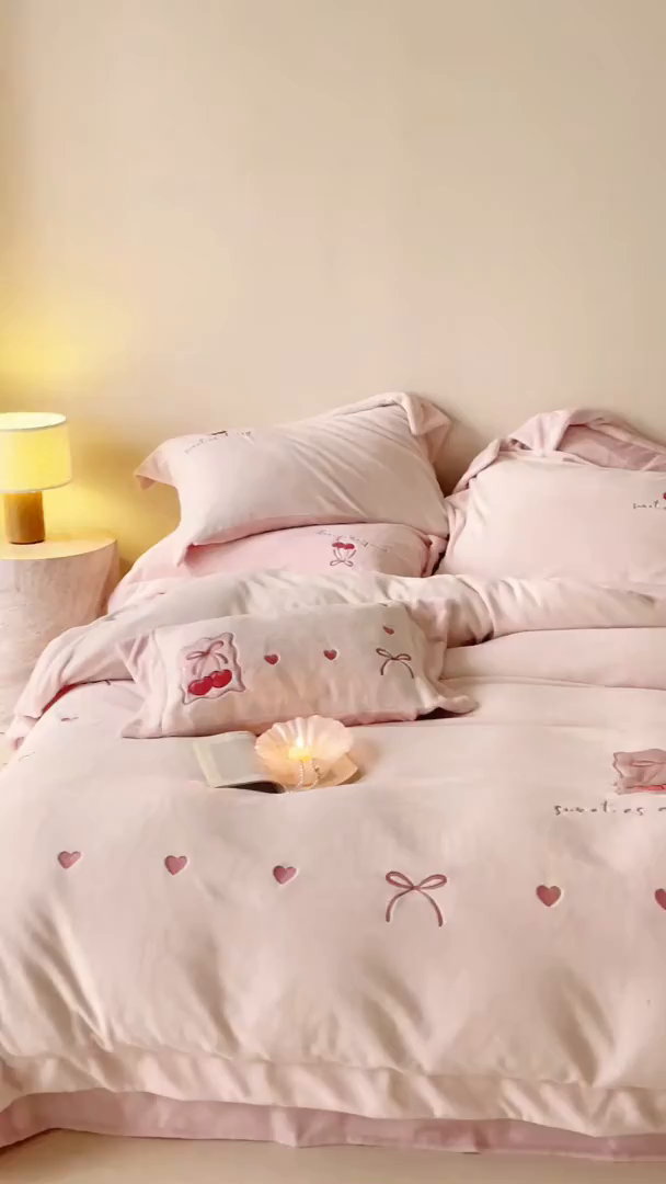 91家纺网 家纺一手货源 找家纺 （总）FORTWO家纺原创设计（FOR TWO家纺） 2025新款230克牛奶绒压线绣花款四件套-心动讯号 （券前）基础价不低于中号268元，大号298元 床笠加10元