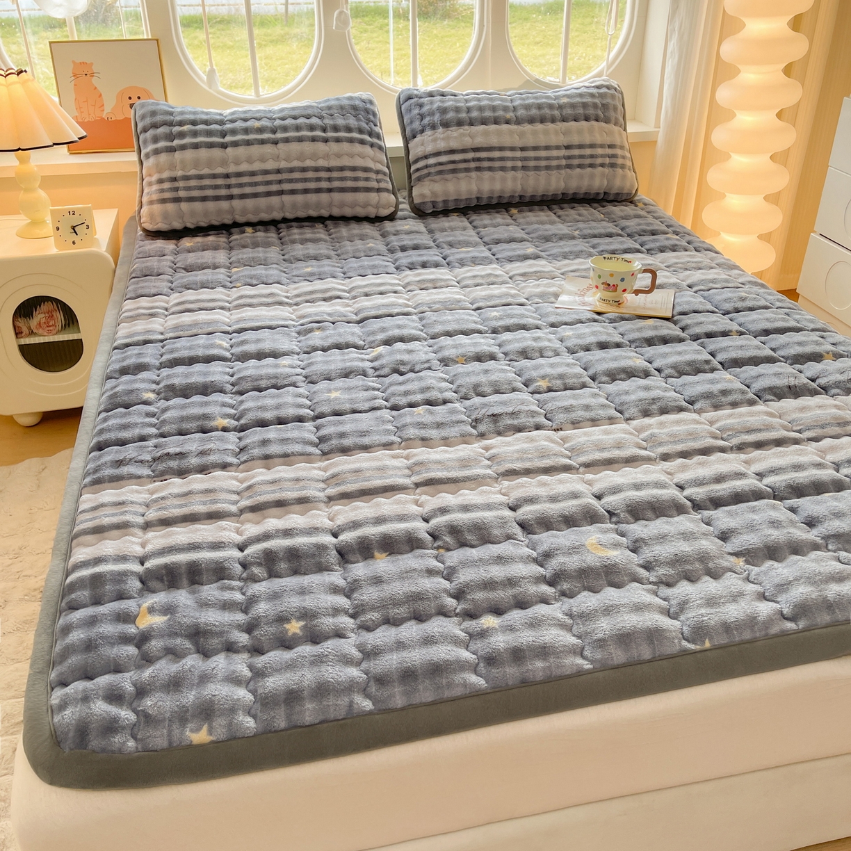 91家纺网 家纺一手货源 找家纺 奇丝雅 2025新款A类牛奶绒泡泡绒床褥床垫床盖兔毛绒家用学生宿舍上下铺寝室褥子软垫床护垫夹棉（大床） 繁星