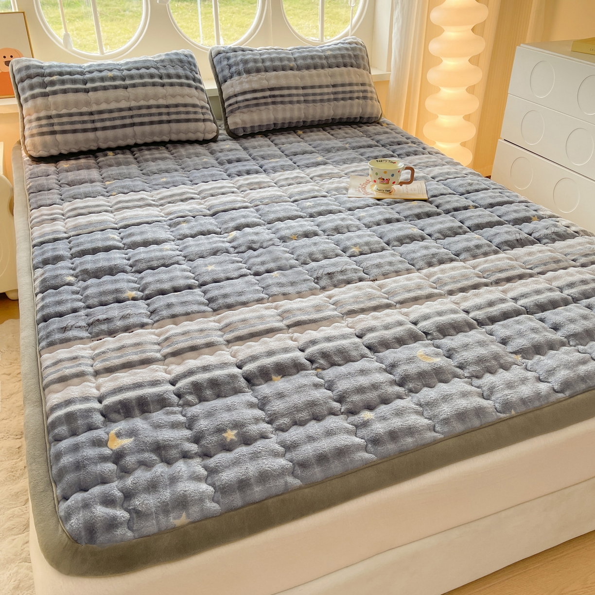 91家纺网 家纺一手货源 找家纺 奇丝雅 2025新款A类牛奶绒泡泡绒床褥床垫床盖兔毛绒家用学生宿舍上下铺寝室褥子软垫床护垫夹棉（大床） 繁星