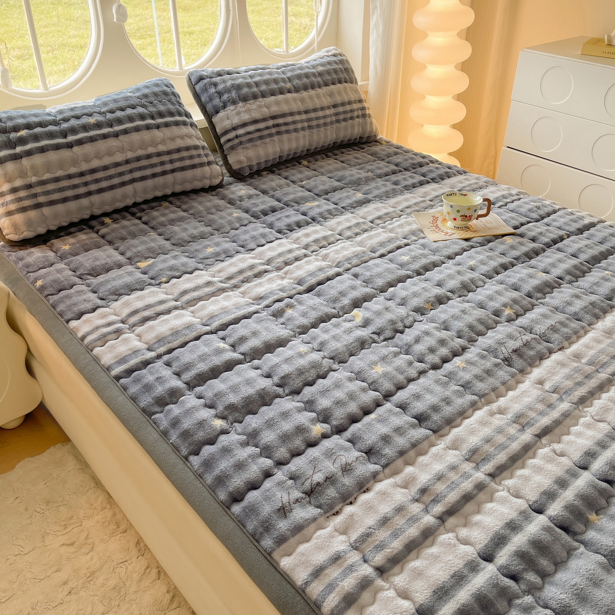 91家纺网 家纺一手货源 找家纺 奇丝雅 2025新款A类牛奶绒泡泡绒床褥床垫床盖兔毛绒家用学生宿舍上下铺寝室褥子软垫床护垫夹棉（大床） 繁星