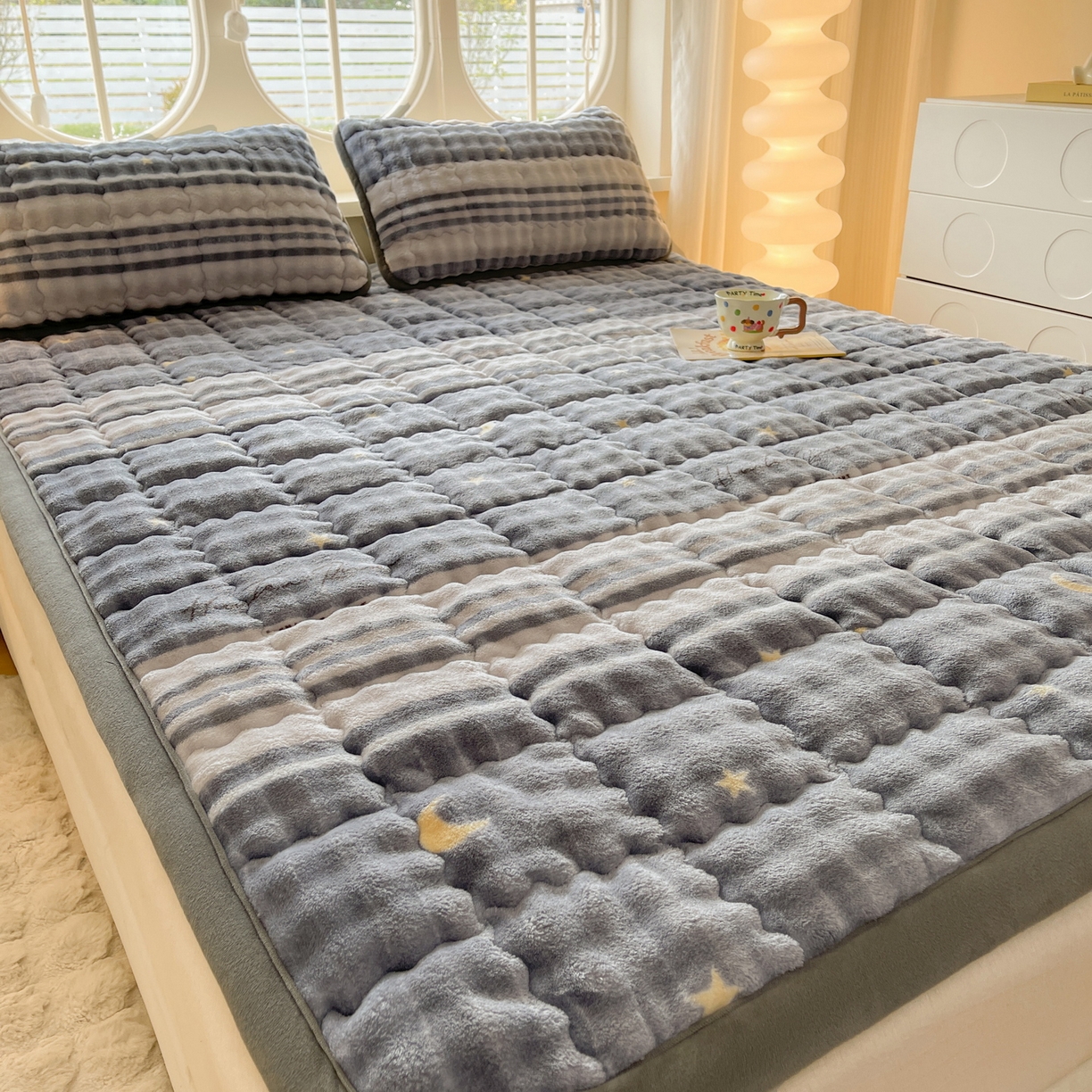 91家纺网 家纺一手货源 找家纺 奇丝雅 2025新款A类牛奶绒泡泡绒床褥床垫床盖兔毛绒家用学生宿舍上下铺寝室褥子软垫床护垫夹棉（大床） 繁星