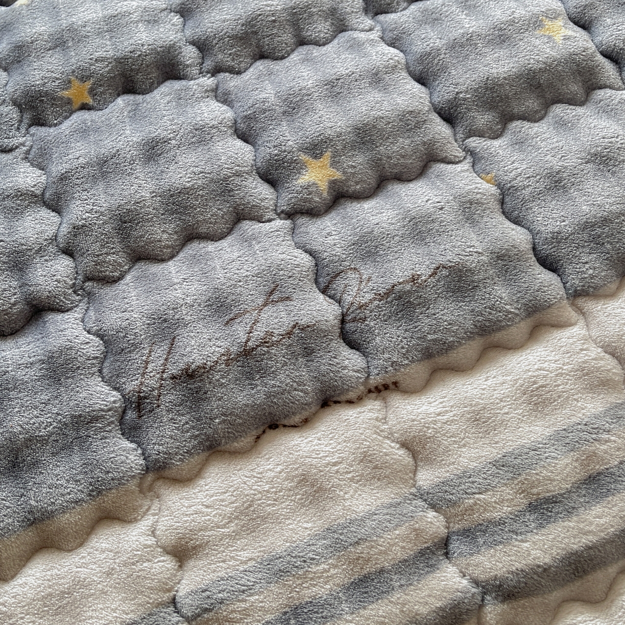 91家纺网 家纺一手货源 找家纺 奇丝雅 2025新款A类牛奶绒泡泡绒床褥床垫床盖兔毛绒家用学生宿舍上下铺寝室褥子软垫床护垫夹棉（大床） 繁星