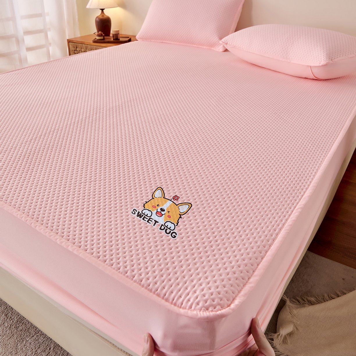 91家纺网 家纺一手货源 找家纺 永旺家纺 2025新款纯色防水床笠-柯基系列 粉柯基