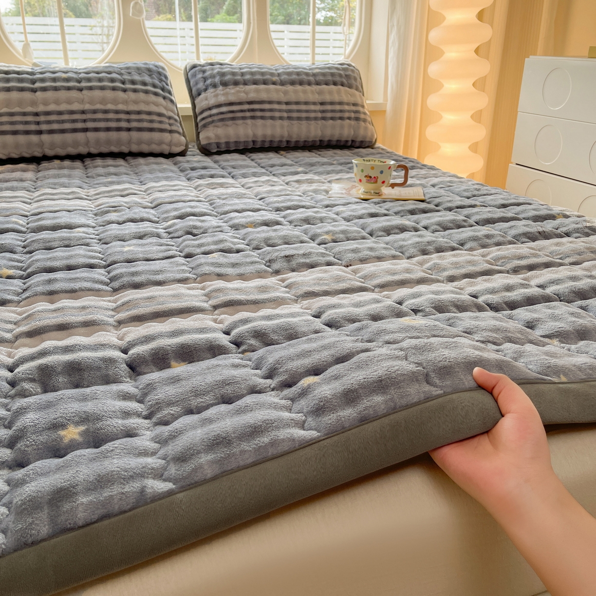 91家纺网 家纺一手货源 找家纺 奇丝雅 2025新款A类牛奶绒泡泡绒床褥床垫床盖兔毛绒家用学生宿舍上下铺寝室褥子软垫床护垫夹棉（大床） 繁星