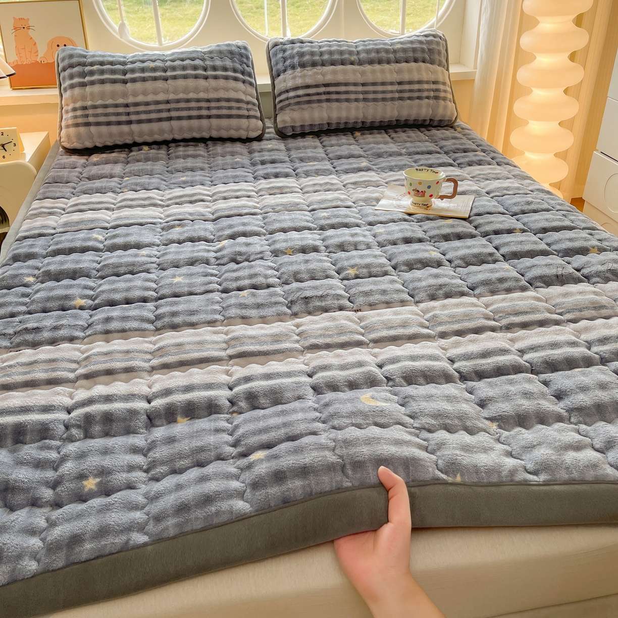 91家纺网 家纺一手货源 找家纺 奇丝雅 2025新款A类牛奶绒泡泡绒床褥床垫床盖兔毛绒家用学生宿舍上下铺寝室褥子软垫床护垫夹棉（大床） 繁星