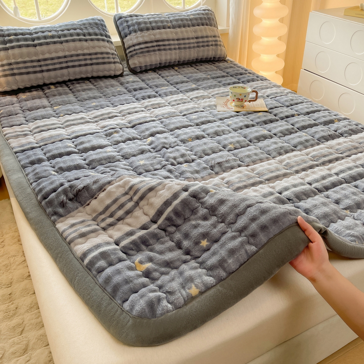 91家纺网 家纺一手货源 找家纺 奇丝雅 2025新款A类牛奶绒泡泡绒床褥床垫床盖兔毛绒家用学生宿舍上下铺寝室褥子软垫床护垫夹棉（大床） 繁星