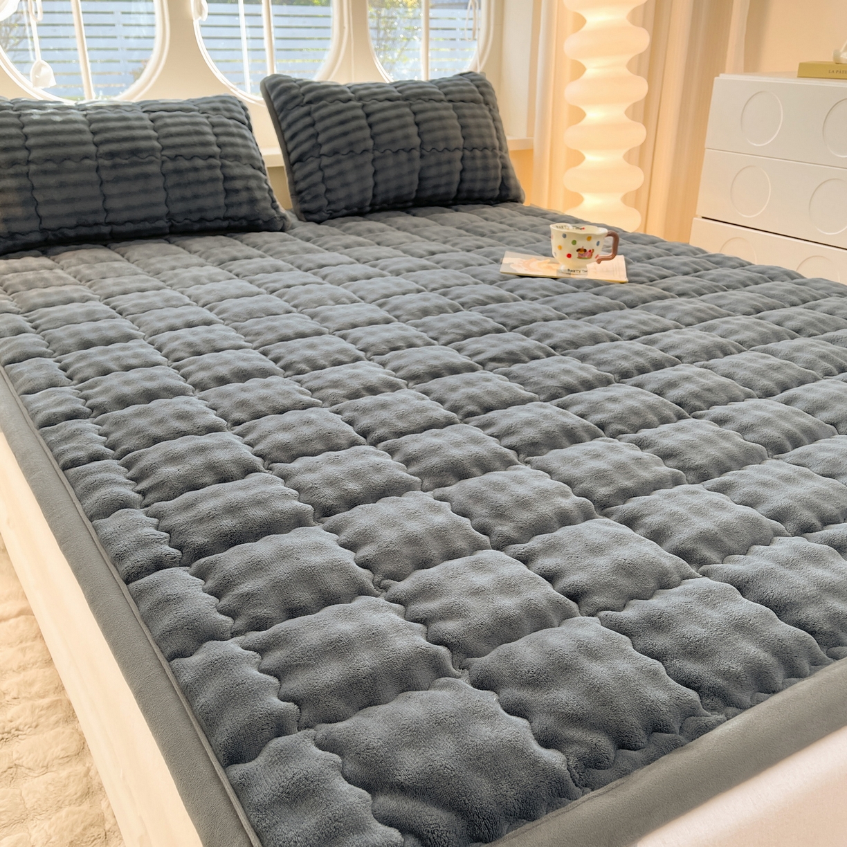 91家纺网 家纺一手货源 找家纺 奇丝雅 2025新款A类牛奶绒泡泡绒床褥床垫床盖兔毛绒家用学生宿舍上下铺寝室褥子软垫床护垫夹棉（大床） 幻影灰