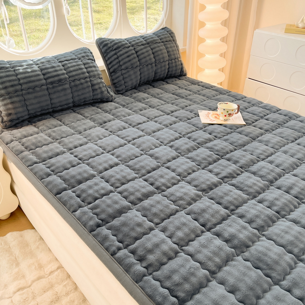 91家纺网 家纺一手货源 找家纺 奇丝雅 2025新款A类牛奶绒泡泡绒床褥床垫床盖兔毛绒家用学生宿舍上下铺寝室褥子软垫床护垫夹棉（大床） 幻影灰