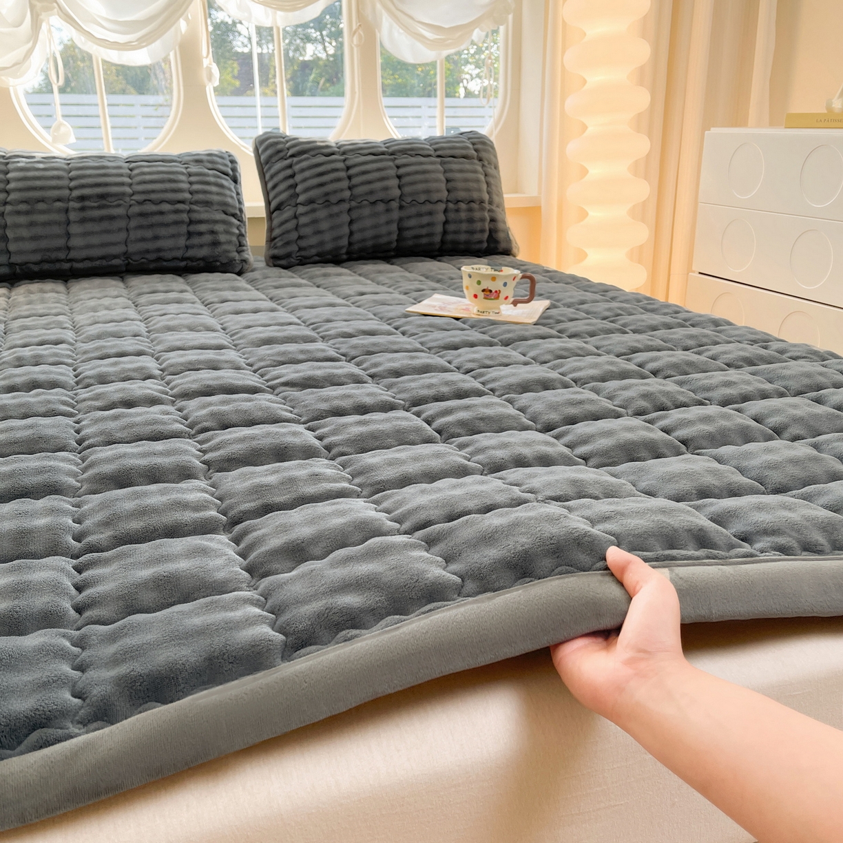 91家纺网 家纺一手货源 找家纺 奇丝雅 2025新款A类牛奶绒泡泡绒床褥床垫床盖兔毛绒家用学生宿舍上下铺寝室褥子软垫床护垫夹棉（大床） 幻影灰