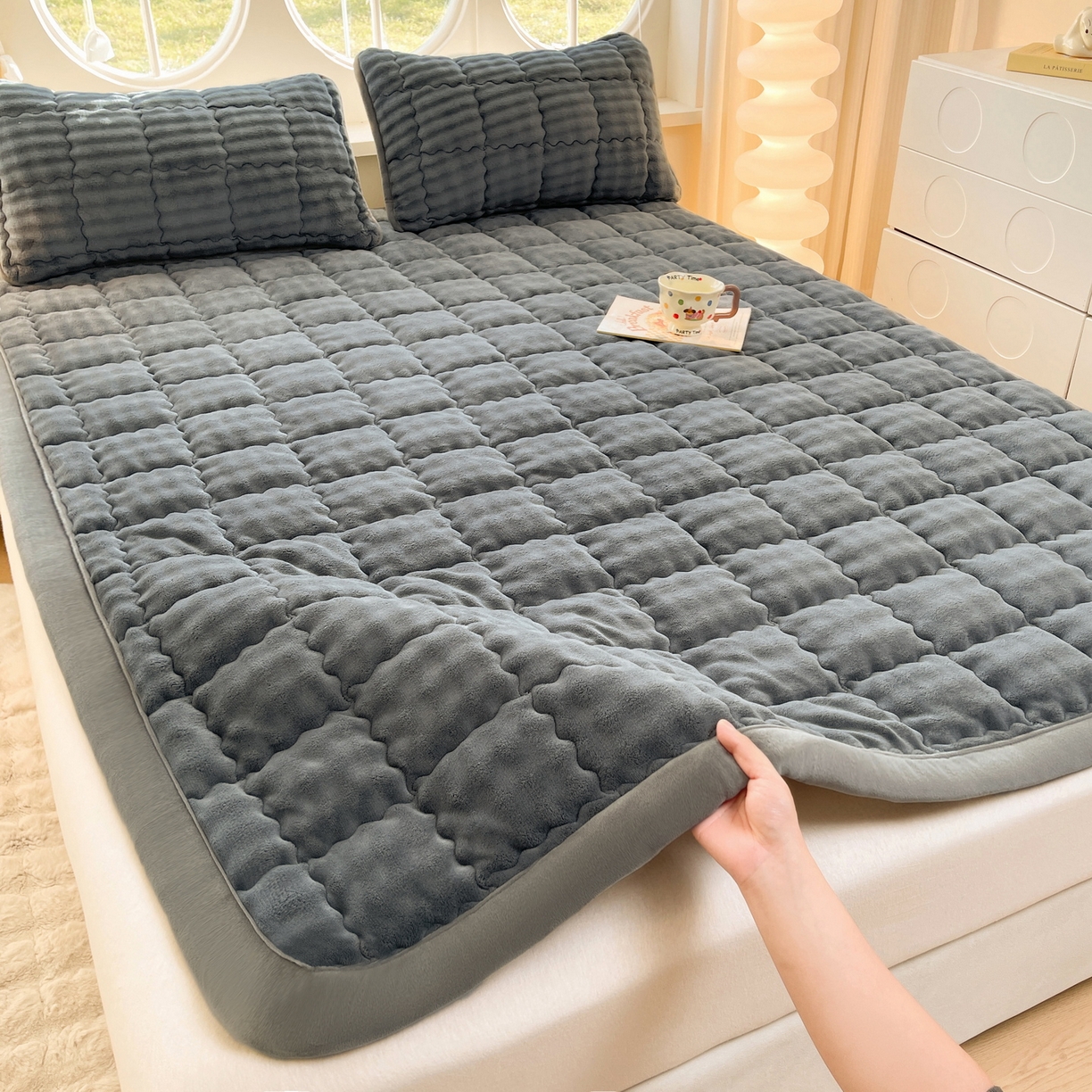 91家纺网 家纺一手货源 找家纺 奇丝雅 2025新款A类牛奶绒泡泡绒床褥床垫床盖兔毛绒家用学生宿舍上下铺寝室褥子软垫床护垫夹棉（大床） 幻影灰