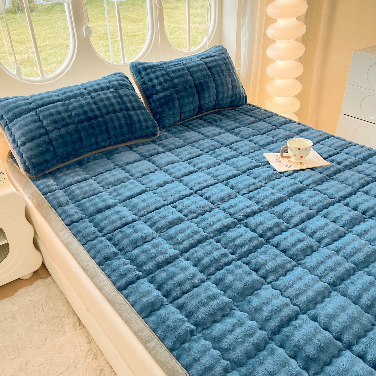 91家纺网 家纺一手货源 找家纺 奇丝雅 2025新款A类牛奶绒泡泡绒床褥床垫床盖兔毛绒家用学生宿舍上下铺寝室褥子软垫床护垫夹棉（大床） 暖绒蓝