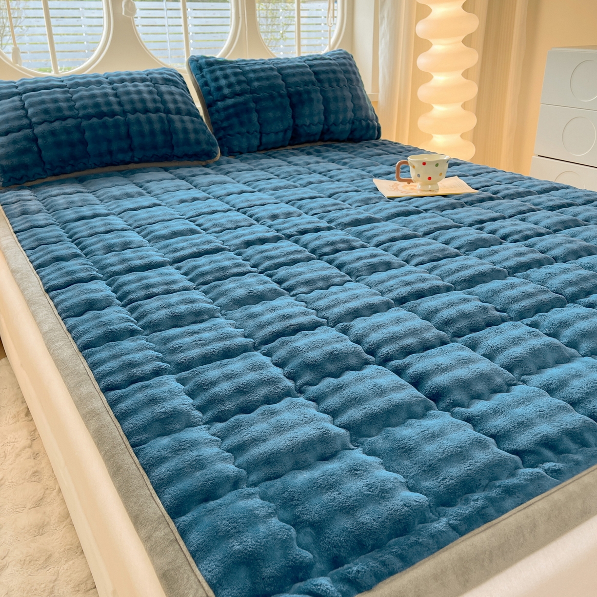 91家纺网 家纺一手货源 找家纺 奇丝雅 2025新款A类牛奶绒泡泡绒床褥床垫床盖兔毛绒家用学生宿舍上下铺寝室褥子软垫床护垫夹棉（大床） 暖绒蓝