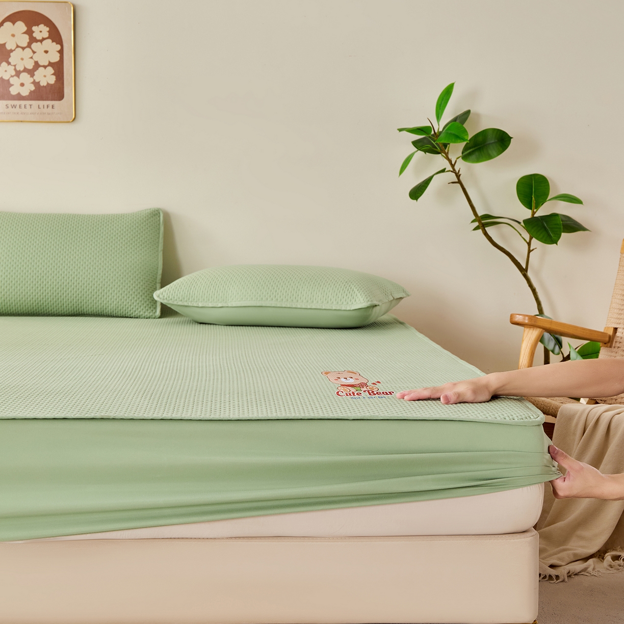 91家纺网 家纺一手货源 找家纺 永旺家纺 2025新款防水床笠-小熊系列 绿小熊