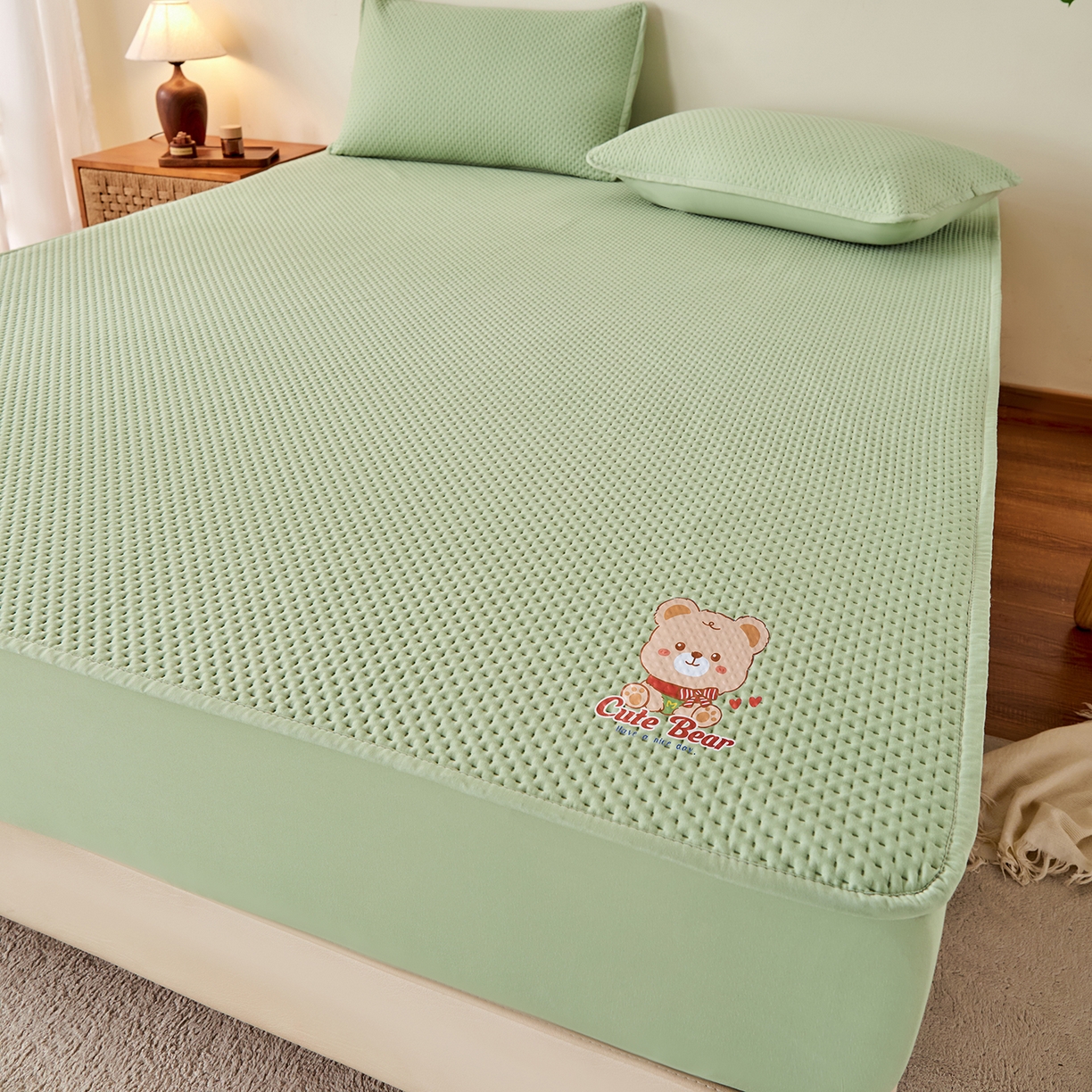 91家纺网 家纺一手货源 找家纺 永旺家纺 2025新款防水床笠-小熊系列 绿小熊