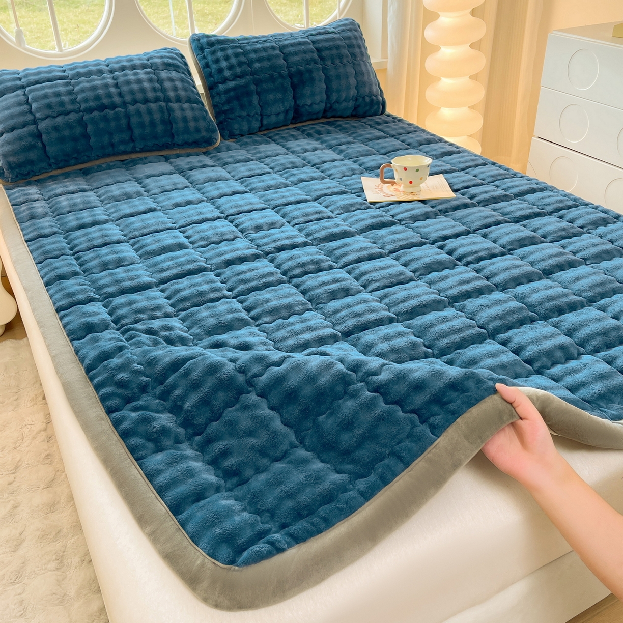 91家纺网 家纺一手货源 找家纺 奇丝雅 2025新款A类牛奶绒泡泡绒床褥床垫床盖兔毛绒家用学生宿舍上下铺寝室褥子软垫床护垫夹棉（大床） 暖绒蓝