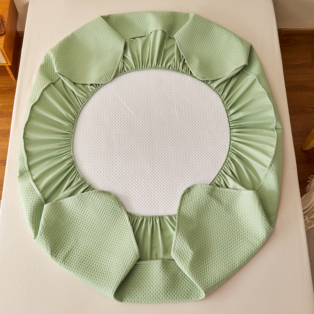 91家纺网 家纺一手货源 找家纺 永旺家纺 2025新款防水床笠-小熊系列 绿小熊