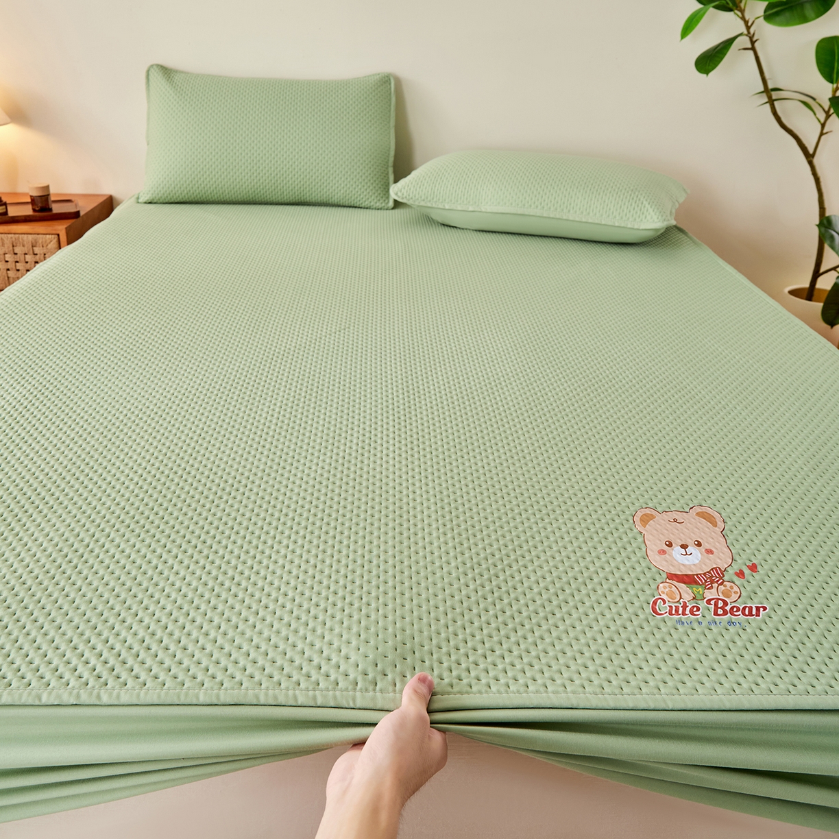 91家纺网 家纺一手货源 找家纺 永旺家纺 2025新款防水床笠-小熊系列 绿小熊